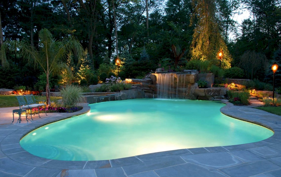 How to maintain your pool