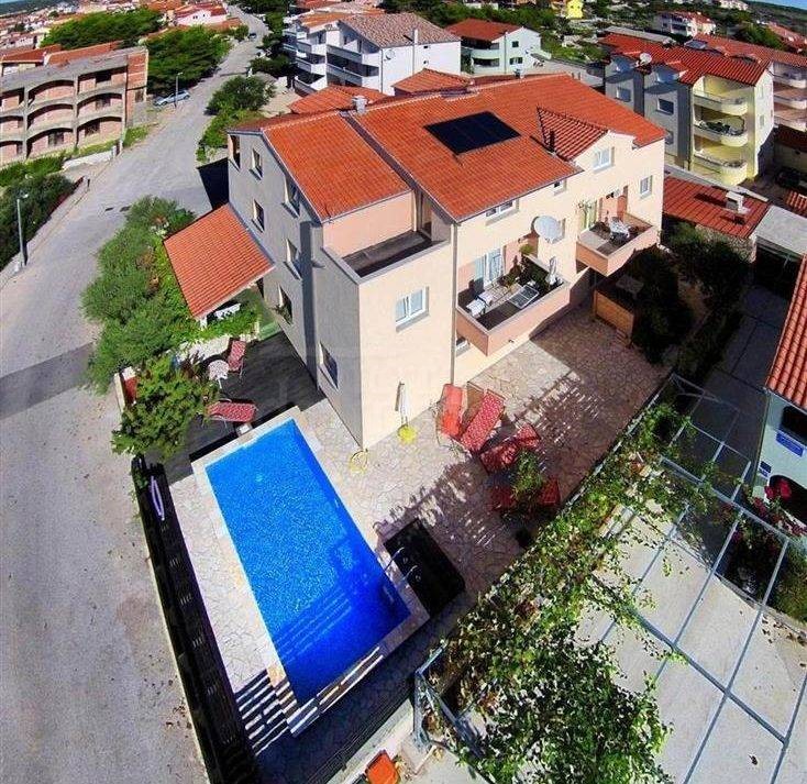 Vodice, apartman sa bazenom