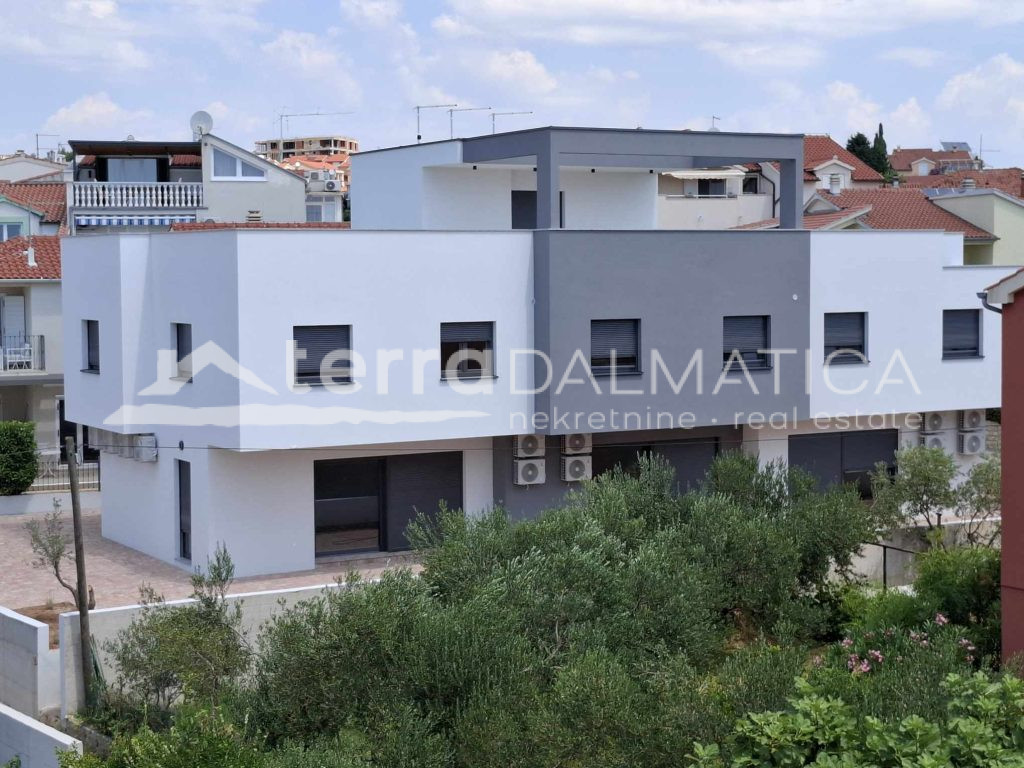 Family house in Vodice near the sea with a roof terrace