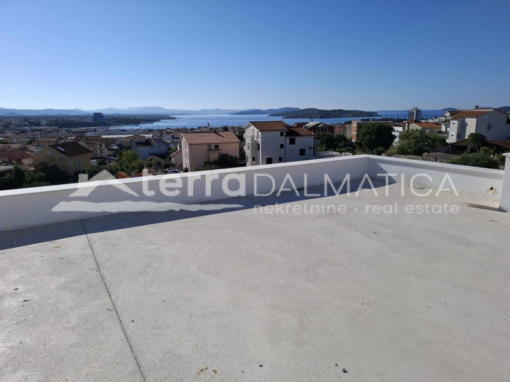 Vodice – Stanovanje s prostorno strešno teraso in panoramskim razgledom