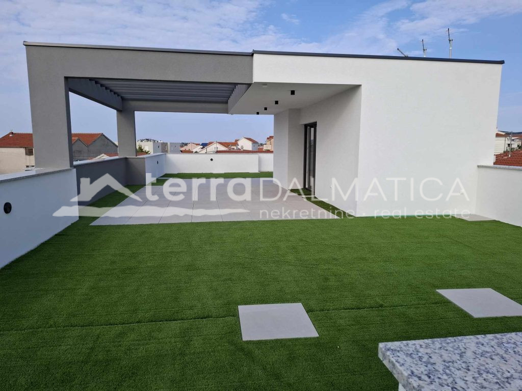 Familienhaus in Vodice in der Nähe des Meeres mit Dachterrasse