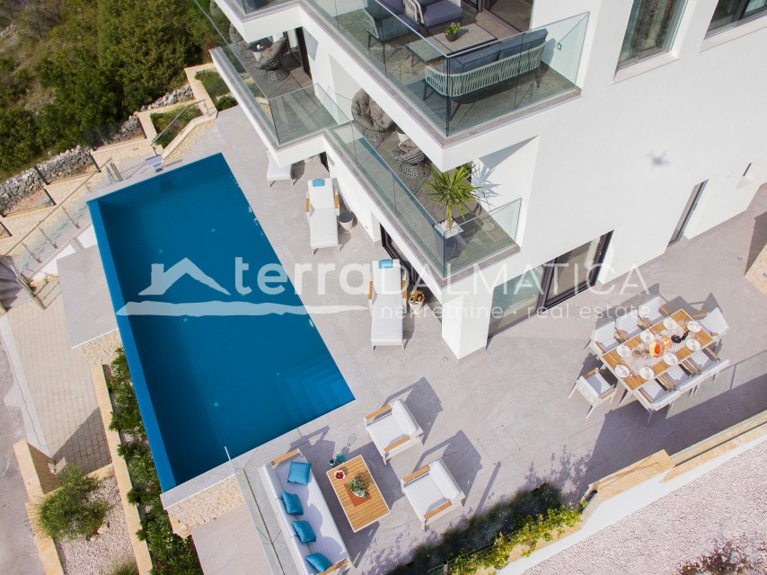 Umeblowana willa z basenem bez krawędzi