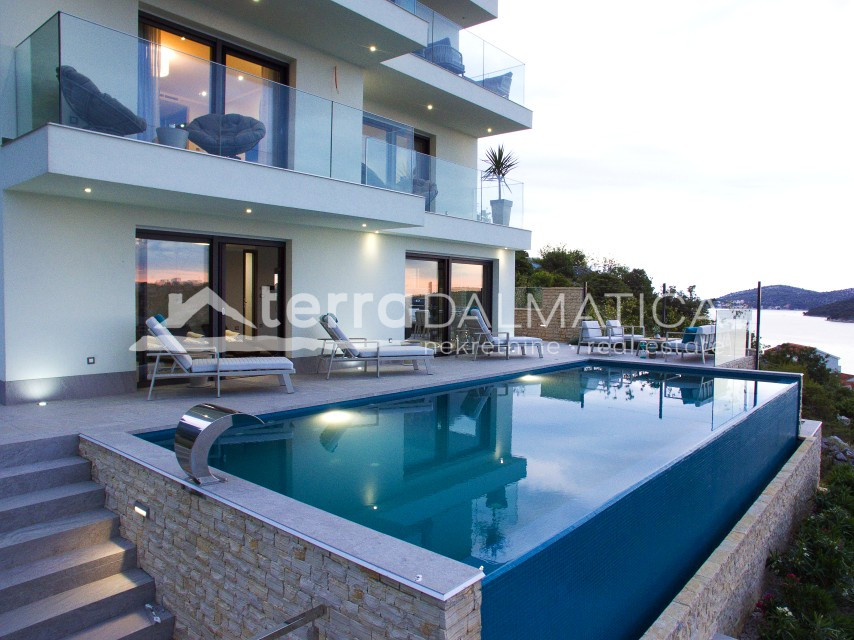 Umeblowana willa z basenem bez krawędzi