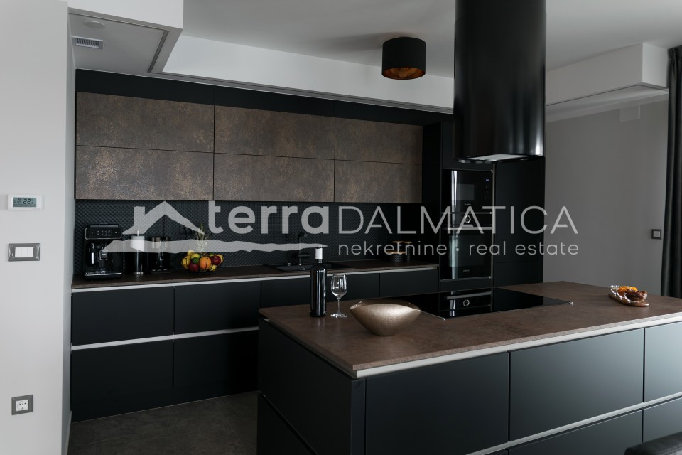 Umeblowana willa z basenem bez krawędzi