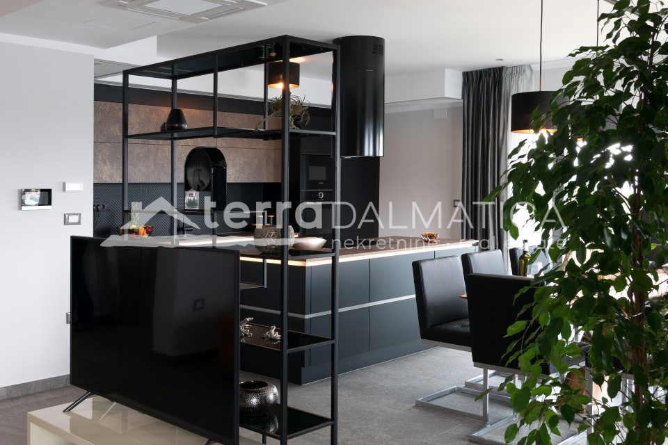 Umeblowana willa z basenem bez krawędzi