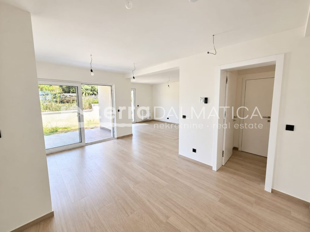 Neubau auf der Insel Murter mit Garten, Terrassen und Parkplatz