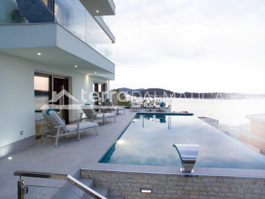 Umeblowana willa z basenem bez krawędzi