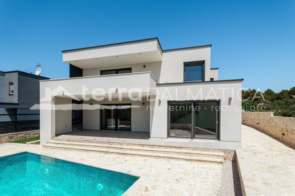 Brodarica, Spacious villa with pool and Mediterranean charm