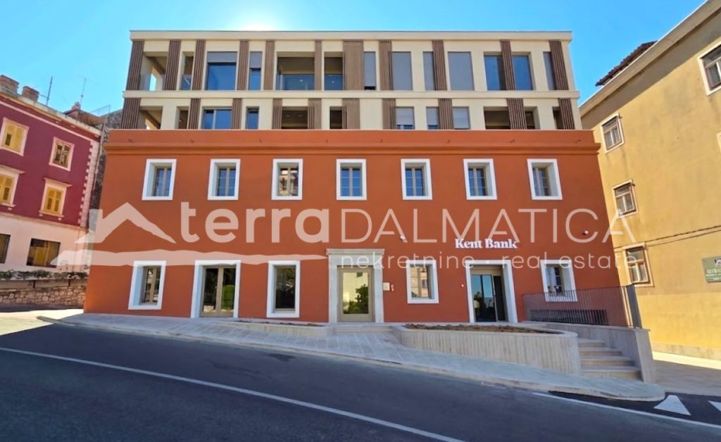 Neubau in Šibenik – einzigartige Lage im Stadtzentrum, erste Reihe zum Meer mit Aussicht und Garage