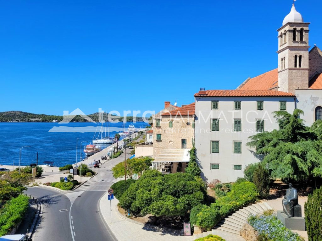 Neubau in Šibenik – einzigartige Lage im Stadtzentrum, erste Reihe zum Meer mit Aussicht und Garage