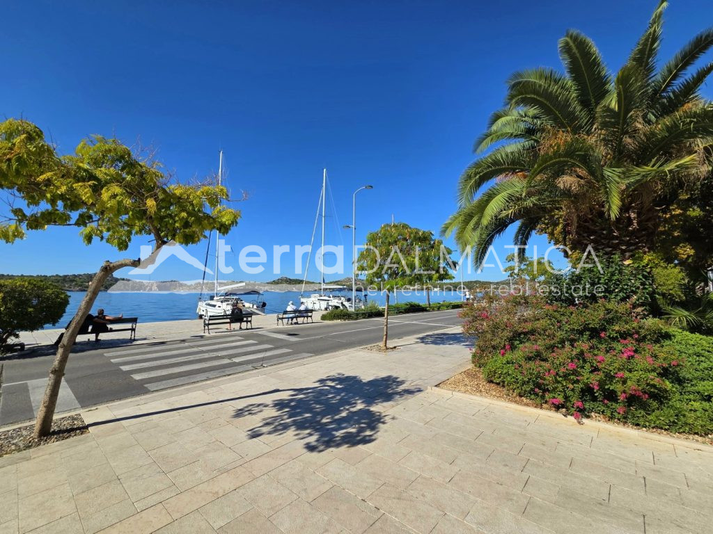 Projekt moderner Apartments an der Uferpromenade von Šibenik – Neubau mit Garage in einzigartiger Lage