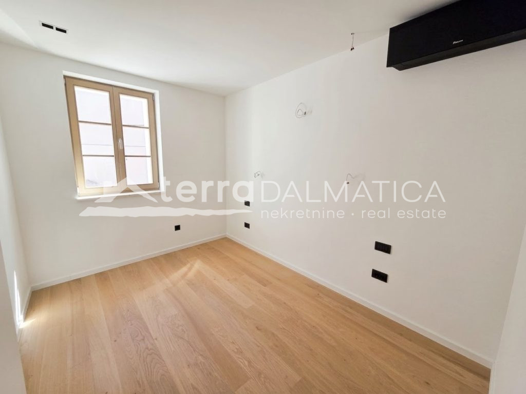 Neubau in Šibenik – einzigartige Lage im Stadtzentrum, erste Reihe zum Meer mit Aussicht und Garage