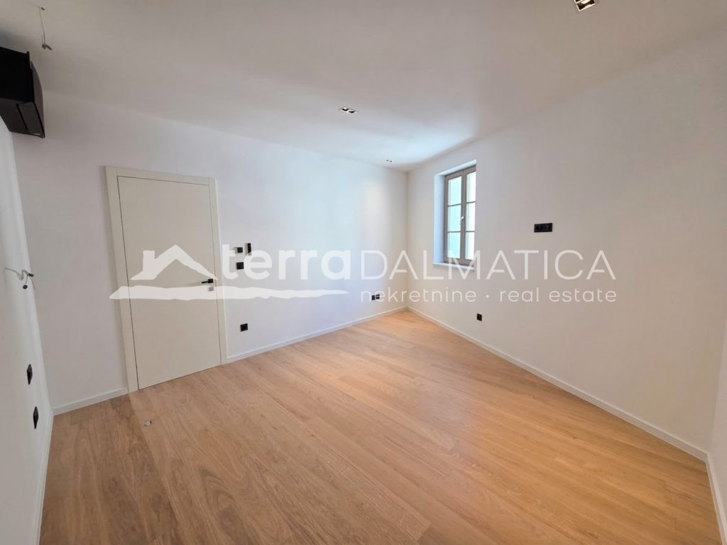 Neubau in Šibenik – einzigartige Lage im Stadtzentrum, erste Reihe zum Meer mit Aussicht und Garage