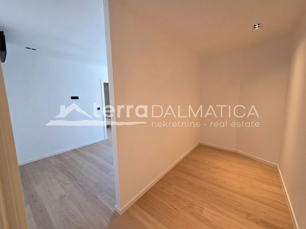 Neubau in Šibenik – einzigartige Lage im Stadtzentrum, erste Reihe zum Meer mit Aussicht und Garage