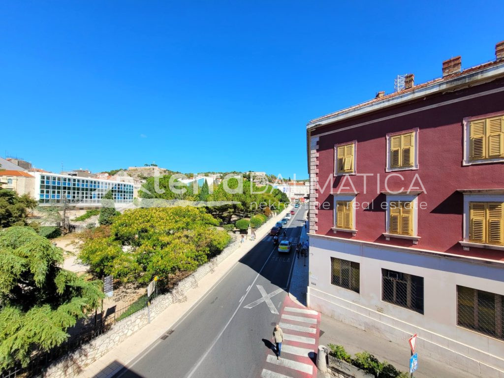 Projekt moderner Apartments an der Uferpromenade von Šibenik – Neubau mit Garage in einzigartiger Lage