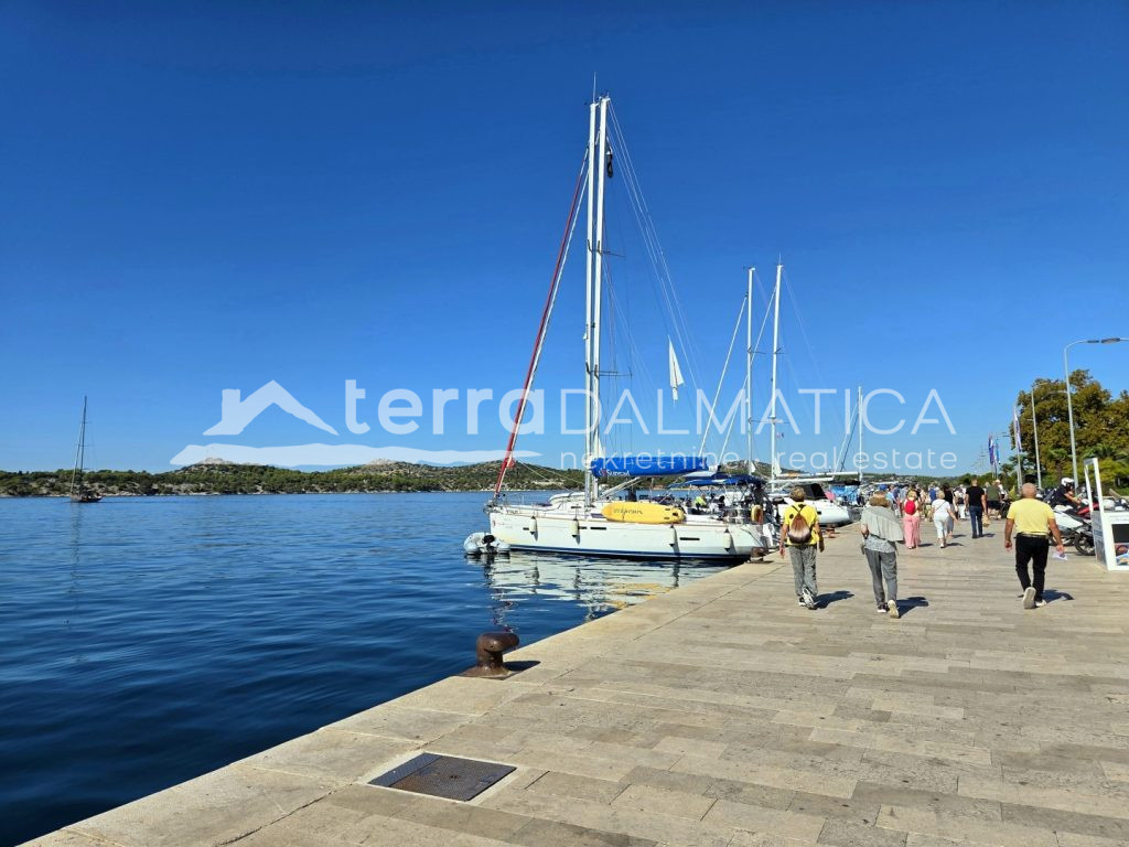 Neubau in Šibenik – einzigartige Lage im Stadtzentrum, erste Reihe zum Meer mit Aussicht und Garage
