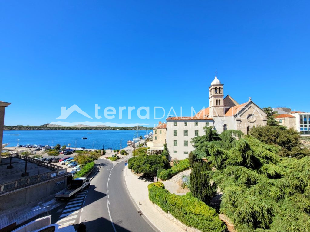 Neubau in Šibenik – einzigartige Lage im Stadtzentrum, erste Reihe zum Meer mit Aussicht und Garage