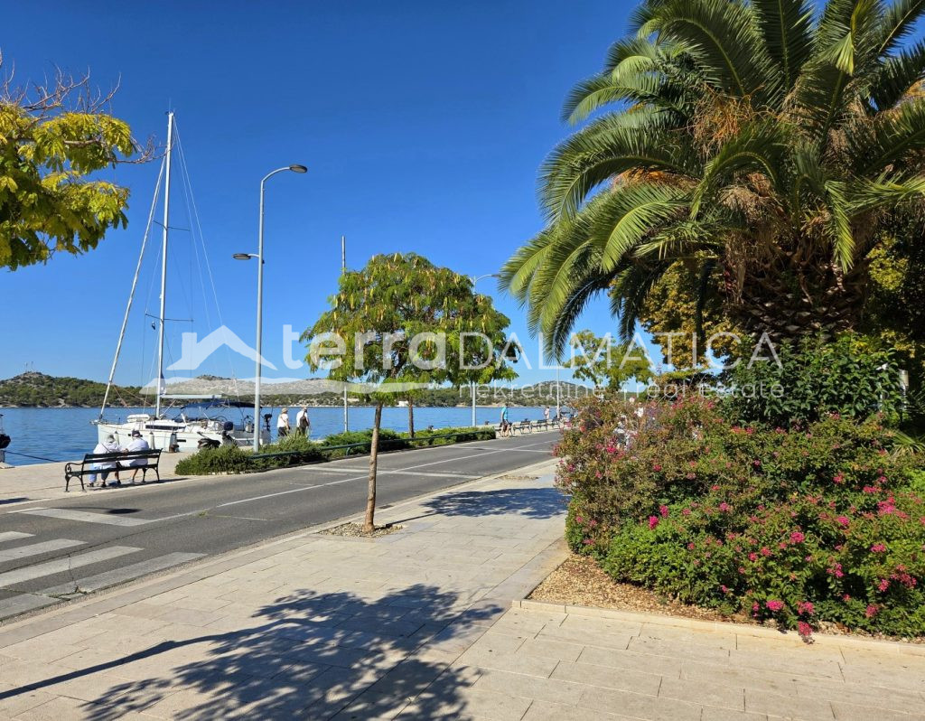 Neubau in Šibenik – einzigartige Lage im Stadtzentrum, erste Reihe zum Meer mit Aussicht und Garage