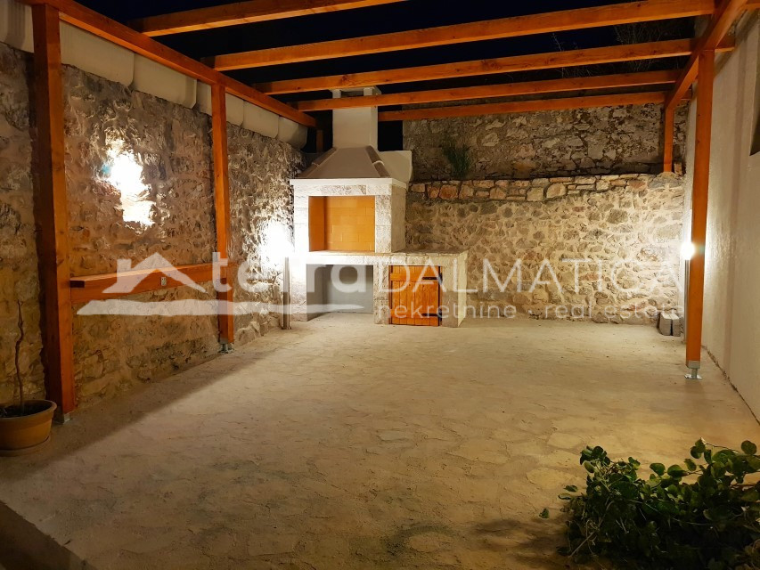 Rustikaler Zauber auf Hvar – erleben Sie authentisches Dalmatien in einer Steinvilla mit Pool und einzigartigem Stil