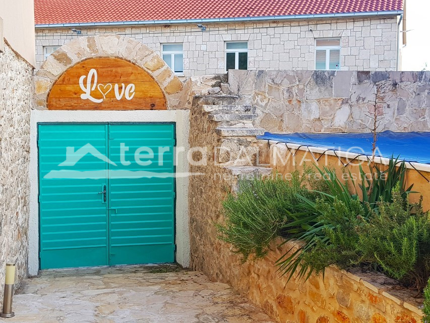 Rustikaler Zauber auf Hvar – erleben Sie authentisches Dalmatien in einer Steinvilla mit Pool und einzigartigem Stil