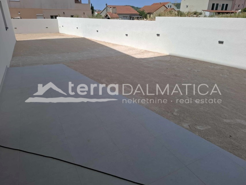 Maisonette-Wohnung mit 3 Schlafzimmern, 3 Terrassen und Parkplatz – Neubau Vodice