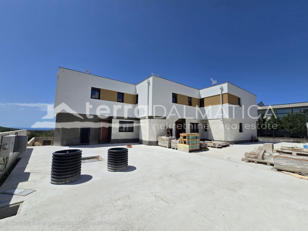 Modernes Triplexhaus mit Swimmingpool und Panoramablick auf das Meer – Primošten