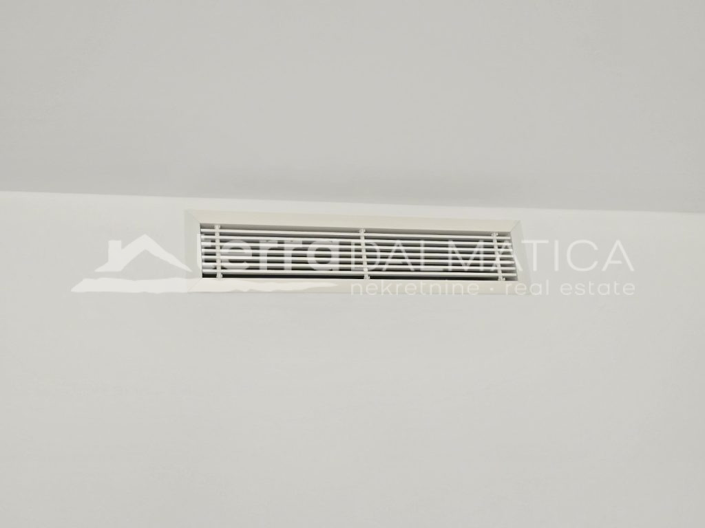 Modernes Triplexhaus mit Swimmingpool und Panoramablick auf das Meer – Primošten