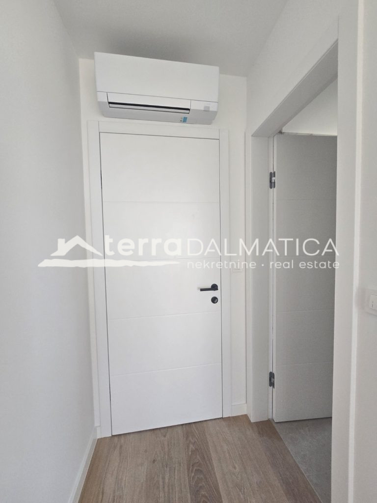 Modernes Triplexhaus mit Swimmingpool und Panoramablick auf das Meer – Primošten