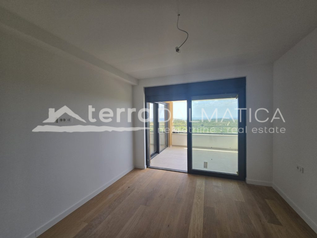 Modernes Triplexhaus mit Swimmingpool und Panoramablick auf das Meer – Primošten