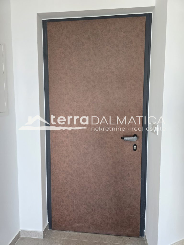 Modernes Triplexhaus mit Swimmingpool und Panoramablick auf das Meer – Primošten