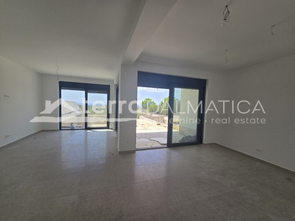 Modernes Triplexhaus mit Swimmingpool und Panoramablick auf das Meer – Primošten