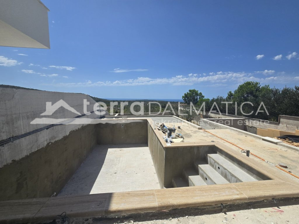 Modernes Triplexhaus mit Swimmingpool und Panoramablick auf das Meer – Primošten