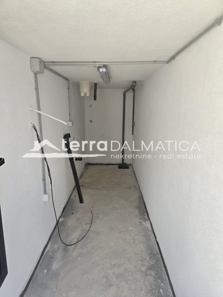 Modernes Triplexhaus mit Swimmingpool und Panoramablick auf das Meer – Primošten