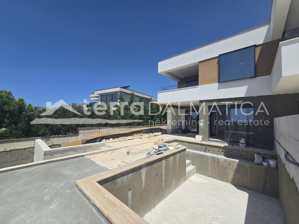 Modernes Triplexhaus mit Swimmingpool und Panoramablick auf das Meer – Primošten