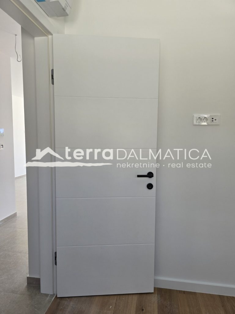 Modernes Triplexhaus mit Swimmingpool und Panoramablick auf das Meer – Primošten