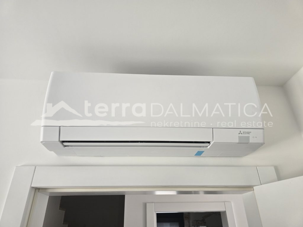 Modernes Triplexhaus mit Swimmingpool und Panoramablick auf das Meer – Primošten