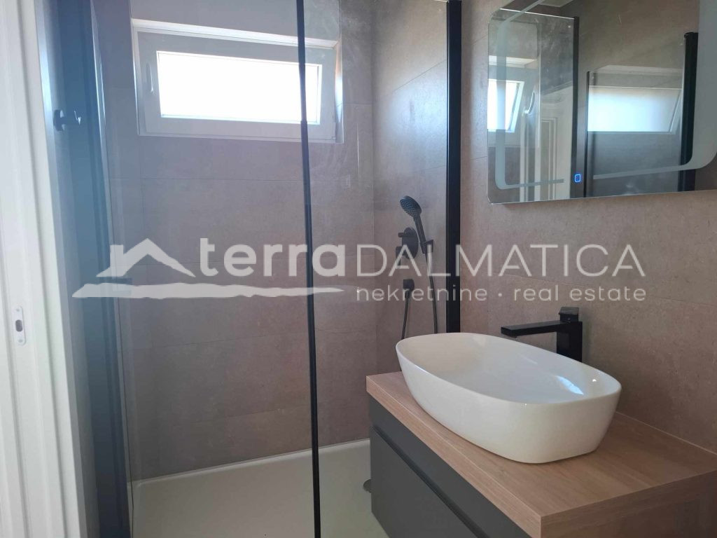 Drei-Zimmer-Wohnung mit Terrasse, Meerblick und 2 Parkplätzen – bezugsfertig, Vodice