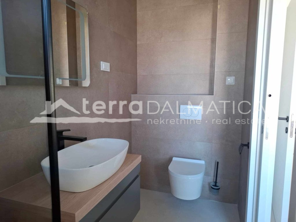 Drei-Zimmer-Wohnung mit Terrasse, Meerblick und 2 Parkplätzen – bezugsfertig, Vodice