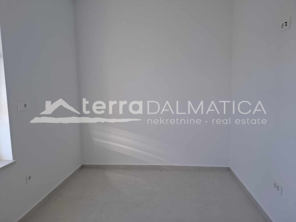 Drei-Zimmer-Wohnung mit Terrasse, Meerblick und 2 Parkplätzen – bezugsfertig, Vodice