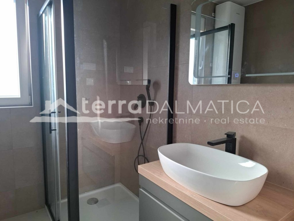 Drei-Zimmer-Wohnung mit Terrasse, Meerblick und 2 Parkplätzen – bezugsfertig, Vodice