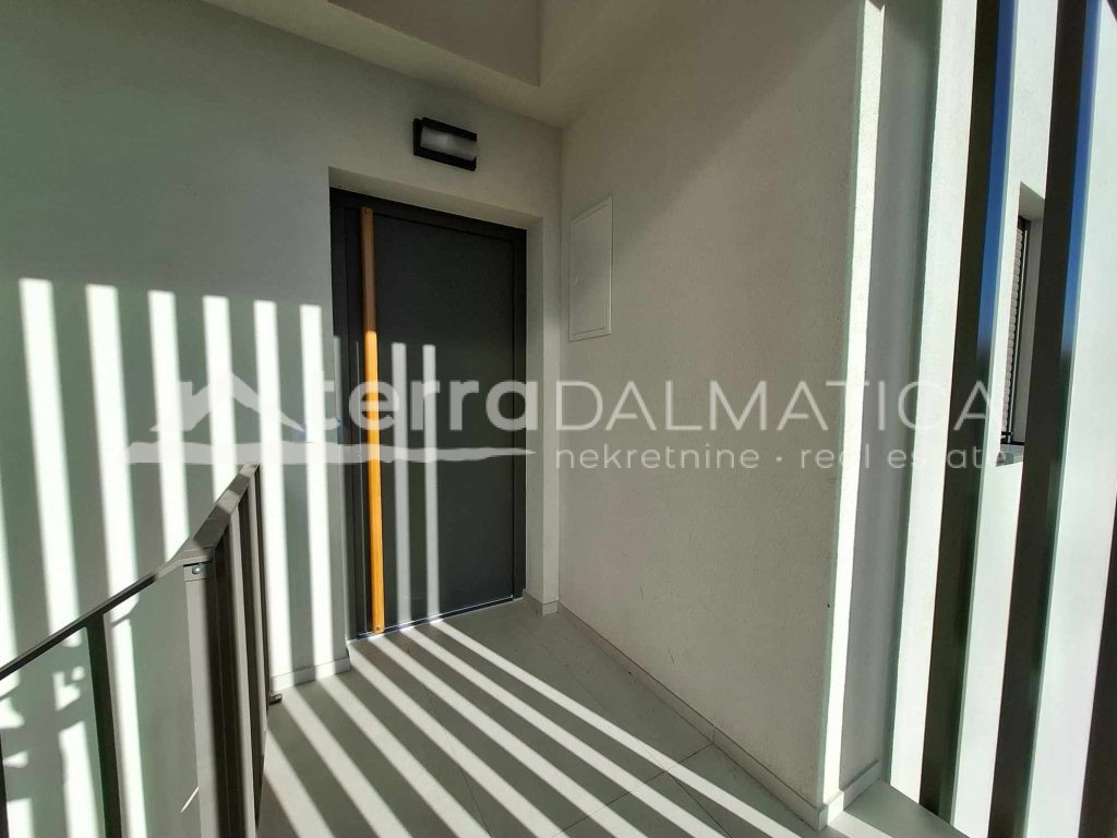 Drei-Zimmer-Wohnung mit Terrasse, Meerblick und 2 Parkplätzen – bezugsfertig, Vodice