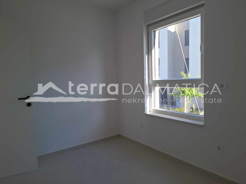 Vodice – Moderne Wohnung mit 3 Schlafzimmern, Terrasse und Abstellraum