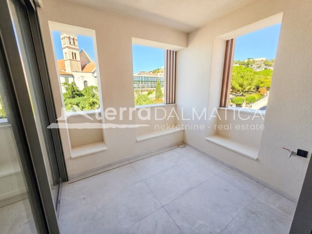 Neubau in Šibenik – einzigartige Lage im Stadtzentrum, erste Reihe zum Meer mit Aussicht und Garage