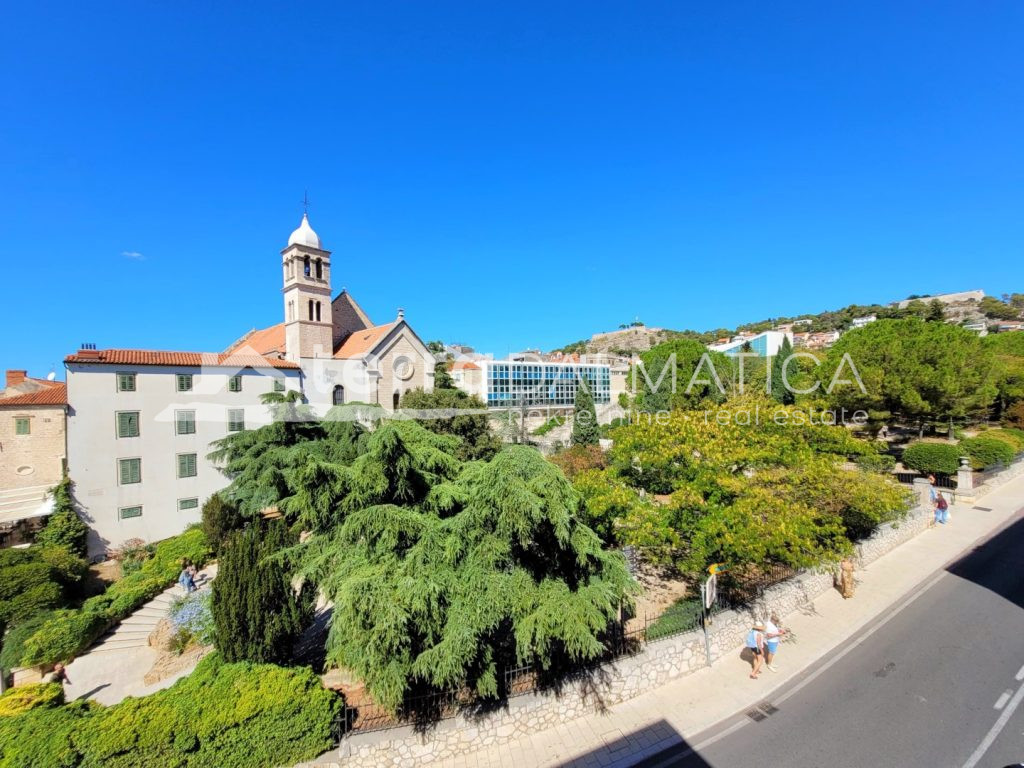 Projekt moderner Apartments an der Uferpromenade von Šibenik – Neubau mit Garage in einzigartiger Lage