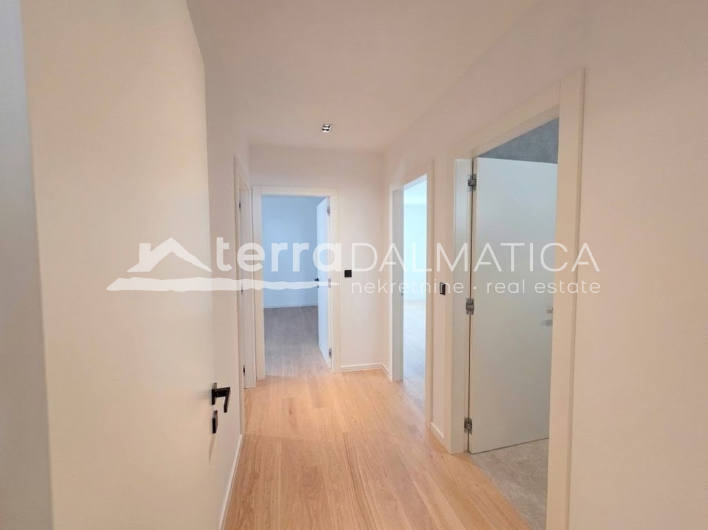 Neubau in Šibenik – einzigartige Lage im Stadtzentrum, erste Reihe zum Meer mit Aussicht und Garage