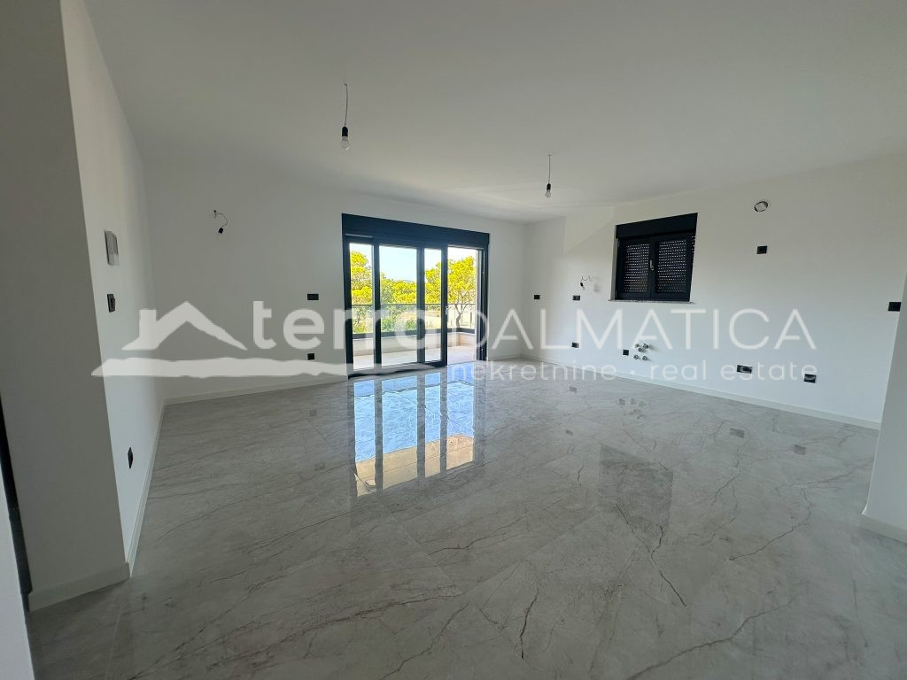 Top-Wohnung in Biograd – drei Schlafzimmer, Loggia, 2 Parkplätze, Top-Ausstattung!