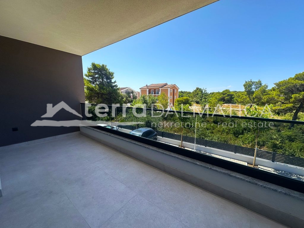 Top-Wohnung in Biograd – drei Schlafzimmer, Loggia, 2 Parkplätze, Top-Ausstattung!