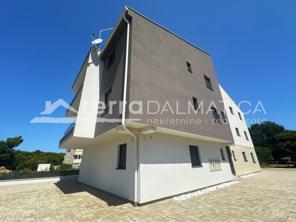 Top-Wohnung in Biograd – drei Schlafzimmer, Loggia, 2 Parkplätze, Top-Ausstattung!