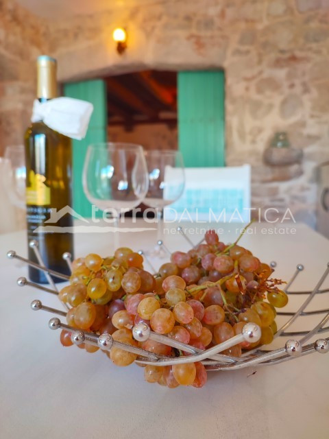 Rustikaler Zauber auf Hvar – erleben Sie authentisches Dalmatien in einer Steinvilla mit Pool und einzigartigem Stil