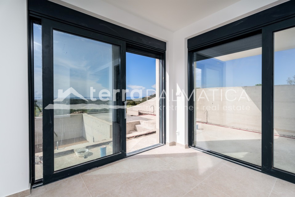 Modernes Triplexhaus mit Swimmingpool und Panoramablick auf das Meer – Primošten